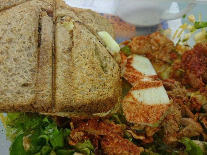 Tosti met courgette salade heerlijk dressing van tomaat, paprika en ui.